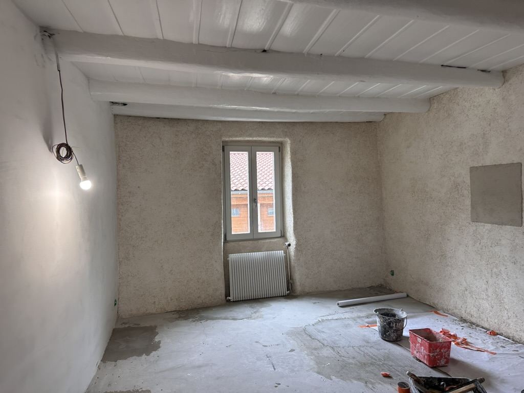 Pièce dont les murs sont finis en chaux-chanvre