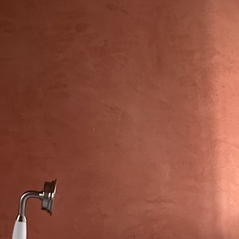Macro d'un tadelakt rouge orangé serré au galet