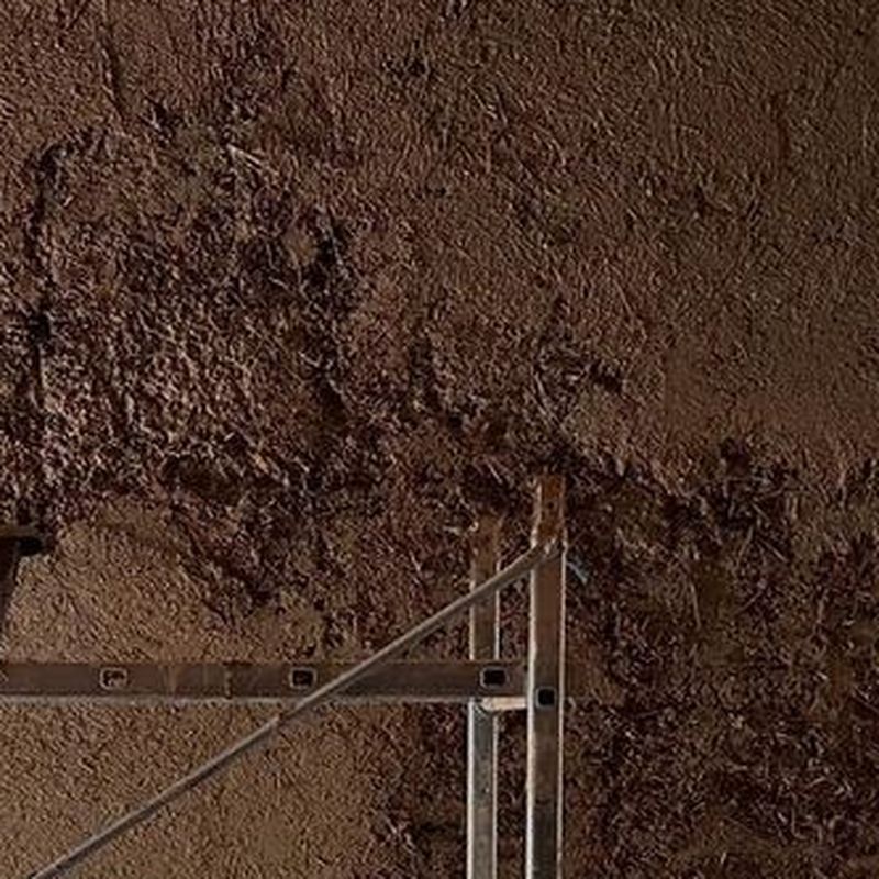 Macro d'un mur en terre allégée à la texture brute
