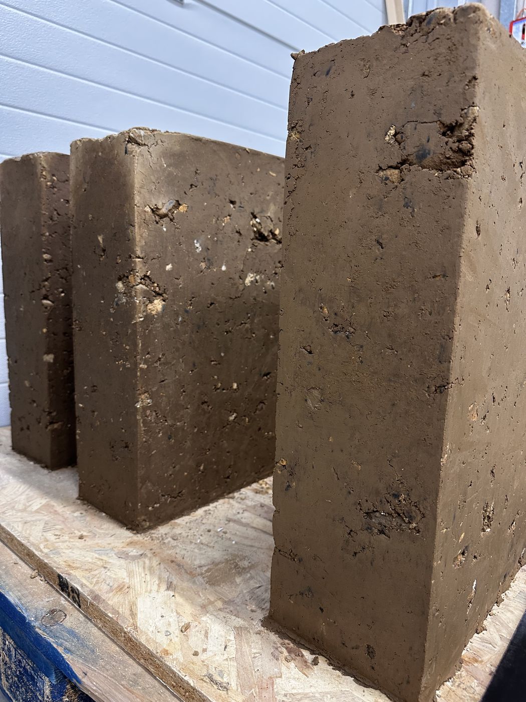 Blocs de pisé démoulés, faces lisses et arêtes vives