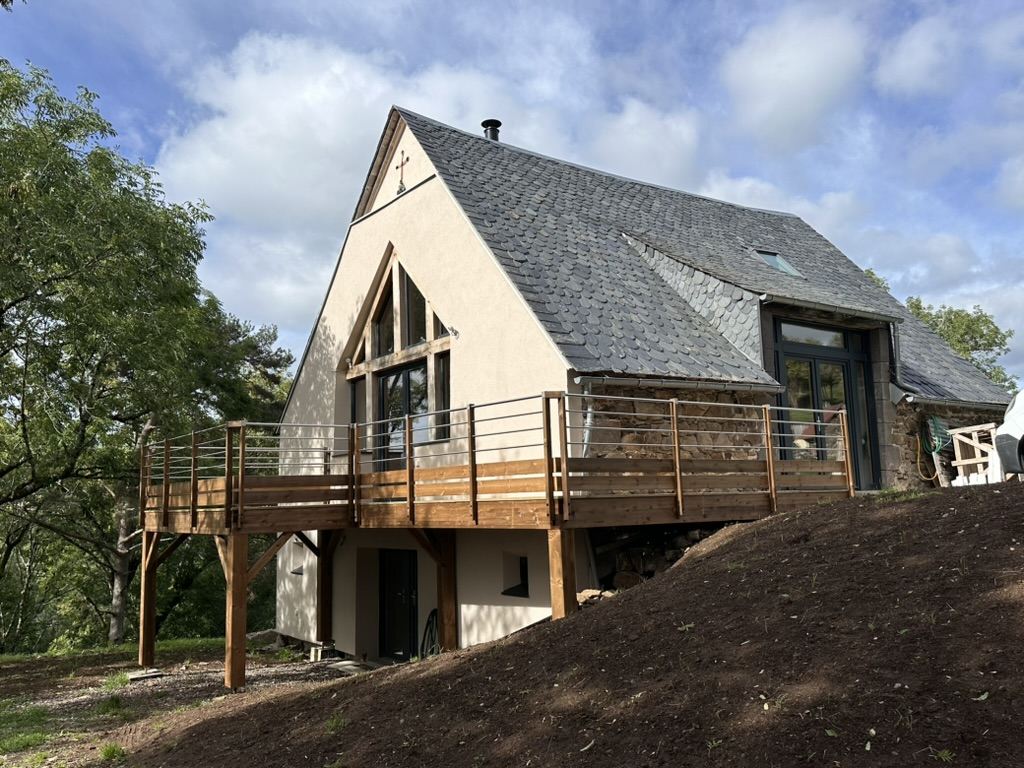 Grange du Sancy rénovée, façade et terrasse en bois