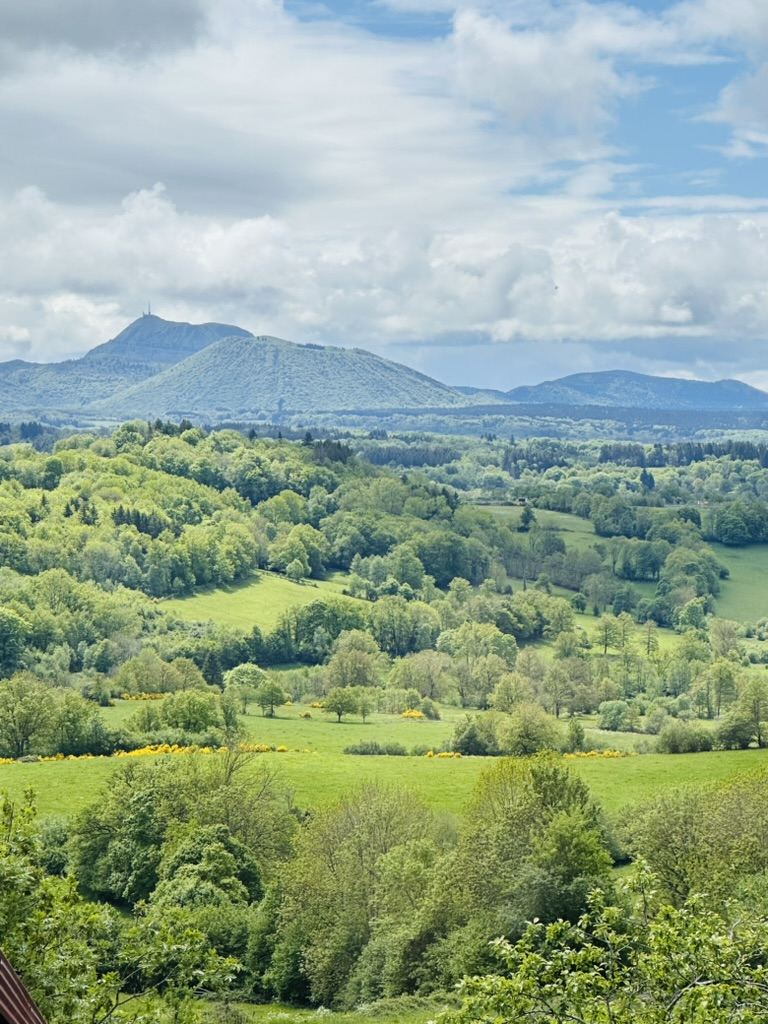 Vue sur la chaîne des Puys depuis la campagne auvergnate